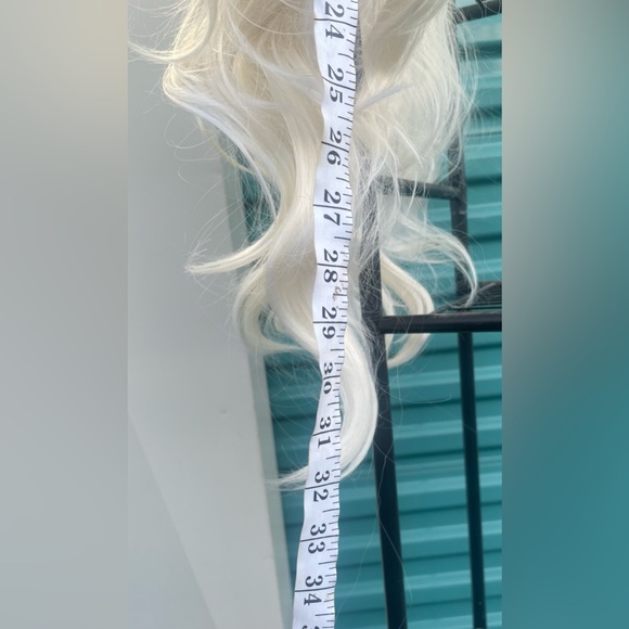 32 in blender wig platinum blonde - Picture 4 of 4